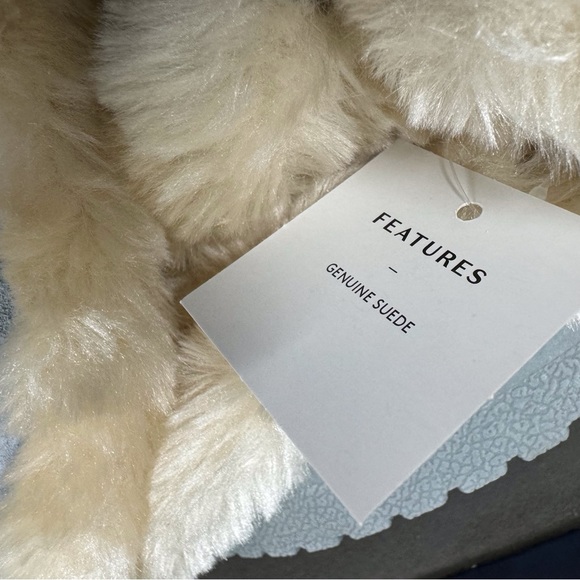 💙BABY BLUE SUEDE FAUX FUR BOOTS - Picture 3 of 4